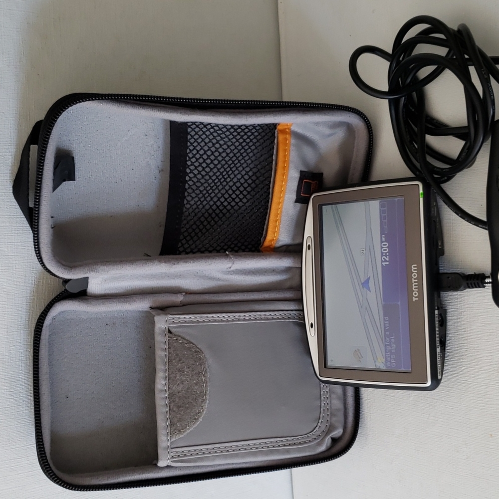 TOM TOM WITH CARRYING CASE COMES WITH EVERYTHING PICTURED WORKING CONDITION